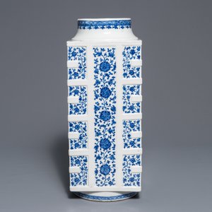 Een grote Chinese blauwwitte cong vaas met lotusdecor, 18/19e eeuw — foto 4