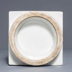 Een grote Chinese blauwwitte cong vaas met lotusdecor, 18/19e eeuw — foto 6