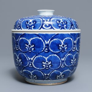 Een grote Chinese blauwwitte dekselkom met floraal decor, Kangxi — foto 2