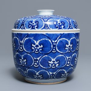 Een grote Chinese blauwwitte dekselkom met floraal decor, Kangxi — foto 3