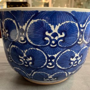 Een grote Chinese blauwwitte dekselkom met floraal decor, Kangxi — foto 10