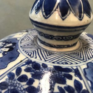 Een grote Chinese blauwwitte dekselvaas, Kangxi — foto 19