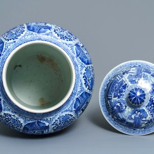 Een grote Chinese blauwwitte dekselvaas, Kangxi — foto 5