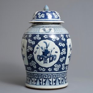 Een grote Chinese blauwwitte dekselvaas met decor van kostbaarheden, 19e eeuw — foto 2