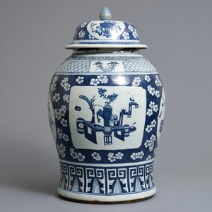 Een grote Chinese blauwwitte dekselvaas met decor van kostbaarheden, 19e eeuw — foto 3