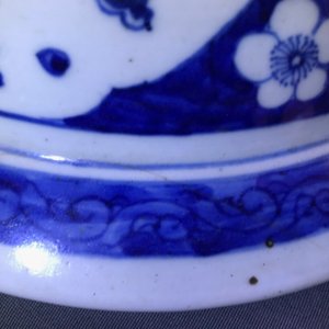 Een grote Chinese blauwwitte dekselvaas met decor van kostbaarheden, 19e eeuw — foto 8
