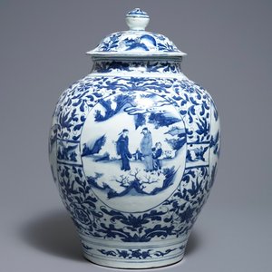 Een grote Chinese blauwwitte dekselvaas met figuratieve medaillons, Wanli, Ming — foto 1