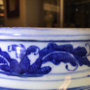 Een grote Chinese blauwwitte dekselvaas met figuratieve medaillons, Wanli, Ming — foto 14