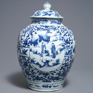 Een grote Chinese blauwwitte dekselvaas met figuratieve medaillons, Wanli, Ming — foto 2