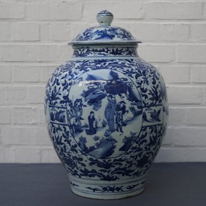 Een grote Chinese blauwwitte dekselvaas met figuratieve medaillons, Wanli, Ming — foto 21