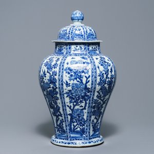 Een grote Chinese blauwwitte dekselvaas met floraal decor in vakverdeling, Kangxi — foto 1