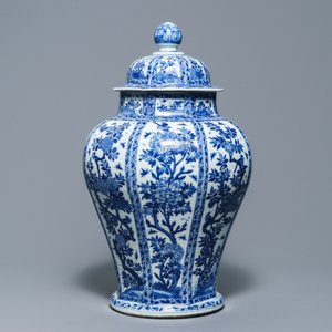 Een grote Chinese blauwwitte dekselvaas met floraal decor in vakverdeling, Kangxi — foto 3