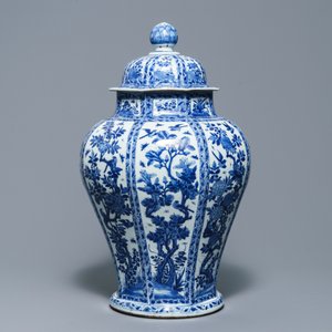 Een grote Chinese blauwwitte dekselvaas met floraal decor in vakverdeling, Kangxi — foto 4