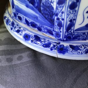 Een grote Chinese blauwwitte dekselvaas met floraal decor in vakverdeling, Kangxi — foto 10