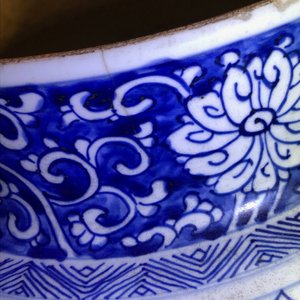 Een grote Chinese blauwwitte dekselvaas met floraal decor in vakverdeling, Kangxi — foto 13