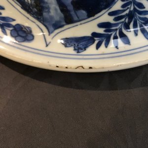 Een grote Chinese blauwwitte dekselvaas met floraal decor in vakverdeling, Kangxi — foto 7