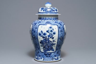Een grote Chinese blauwwitte dekselvaas met floraal decor in vakverdeling, Kangxi