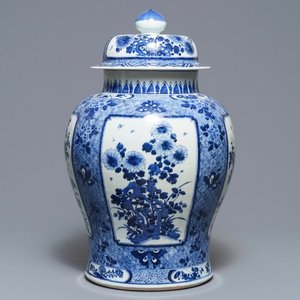 Een grote Chinese blauwwitte dekselvaas met floraal decor in vakverdeling, Kangxi — foto 1