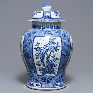 Een grote Chinese blauwwitte dekselvaas met floraal decor in vakverdeling, Kangxi — foto 2