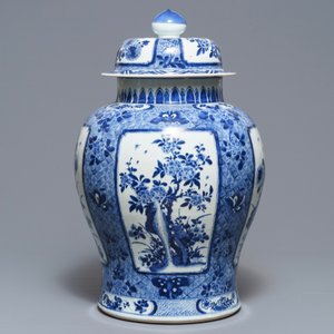 Een grote Chinese blauwwitte dekselvaas met floraal decor in vakverdeling, Kangxi — foto 4