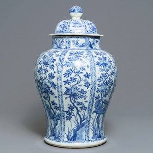Een grote Chinese blauwwitte dekselvaas met floraal decor in vakverdeling, Kangxi — foto 3