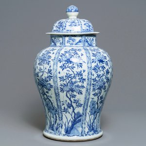 Een grote Chinese blauwwitte dekselvaas met floraal decor in vakverdeling, Kangxi — foto 4
