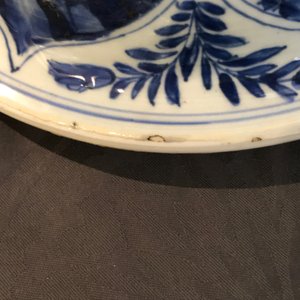 Een grote Chinese blauwwitte dekselvaas met floraal decor in vakverdeling, Kangxi — foto 8