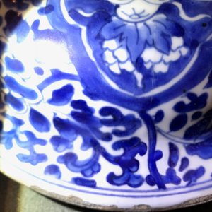 Een grote Chinese blauwwitte dekselvaas met landschapspanelen, Kangxi — foto 13