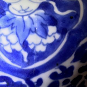 Een grote Chinese blauwwitte dekselvaas met landschapspanelen, Kangxi — foto 14