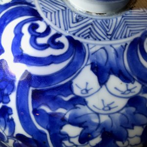 Een grote Chinese blauwwitte dekselvaas met landschapspanelen, Kangxi — foto 19