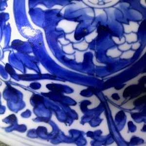 Een grote Chinese blauwwitte dekselvaas met landschapspanelen, Kangxi — foto 21