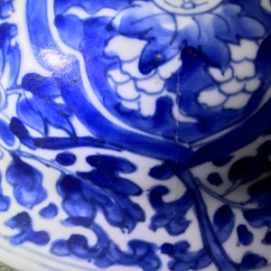 Een grote Chinese blauwwitte dekselvaas met landschapspanelen, Kangxi — foto 22