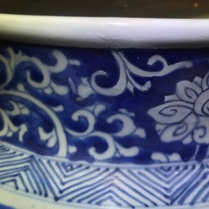 Een grote Chinese blauwwitte dekselvaas met landschapspanelen, Kangxi — foto 30