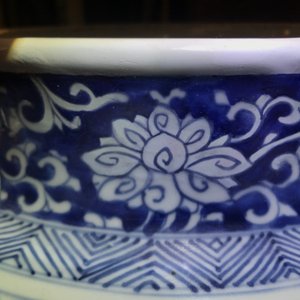 Een grote Chinese blauwwitte dekselvaas met landschapspanelen, Kangxi — foto 31
