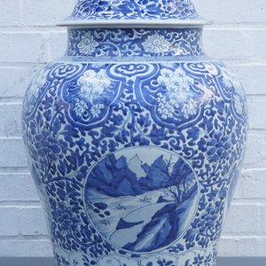 Een grote Chinese blauwwitte dekselvaas met landschapspanelen, Kangxi — foto 7