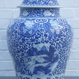 Een grote Chinese blauwwitte dekselvaas met landschapspanelen, Kangxi — foto 9