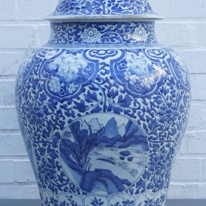 Een grote Chinese blauwwitte dekselvaas met landschapspanelen, Kangxi — foto 10