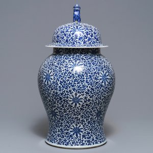Een grote Chinese blauwwitte dekselvaas met lotusslingers, 19e eeuw — foto 2