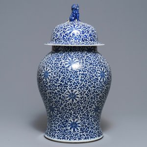 Een grote Chinese blauwwitte dekselvaas met lotusslingers, 19e eeuw — foto 3