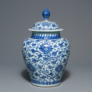 Een grote Chinese blauwwitte dekselvaas met lotusslingers, Kangxi — foto 1