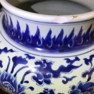 Een grote Chinese blauwwitte dekselvaas met lotusslingers, Kangxi — foto 14