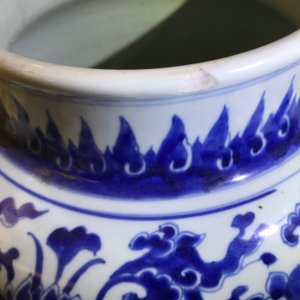 Een grote Chinese blauwwitte dekselvaas met lotusslingers, Kangxi — foto 15