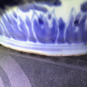 Een grote Chinese blauwwitte dekselvaas met lotusslingers, Kangxi — foto 18