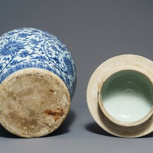 Een grote Chinese blauwwitte dekselvaas met lotusslingers, Kangxi — foto 5