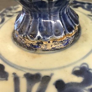 Een grote Chinese blauwwitte dekselvaas met lotusslingers, Kangxi — foto 9