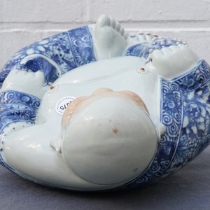 Een grote Chinese blauwwitte figuur van Boeddha, vroeg 20e eeuw — foto 11
