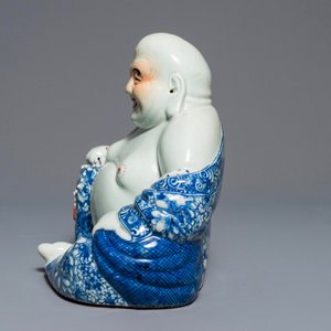 Een grote Chinese blauwwitte figuur van Boeddha, vroeg 20e eeuw — foto 3