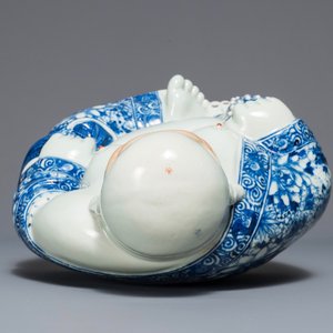 Een grote Chinese blauwwitte figuur van Boeddha, vroeg 20e eeuw — foto 7