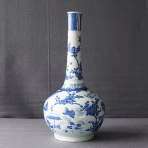 Een grote Chinese blauwwitte flesvormige vaas met vogels in een landschap, Wanli — foto 13