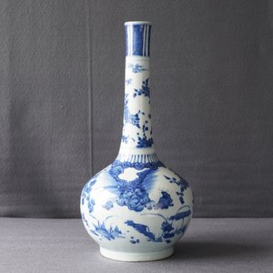 Een grote Chinese blauwwitte flesvormige vaas met vogels in een landschap, Wanli — foto 14